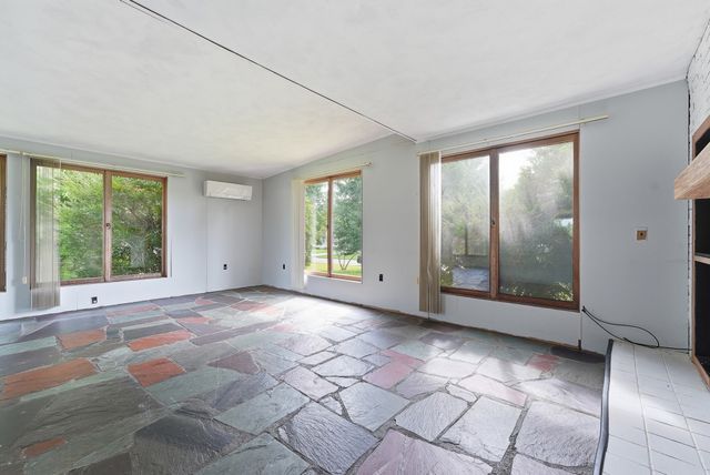 31 Woodcrest Road, Springfield, MA 01129