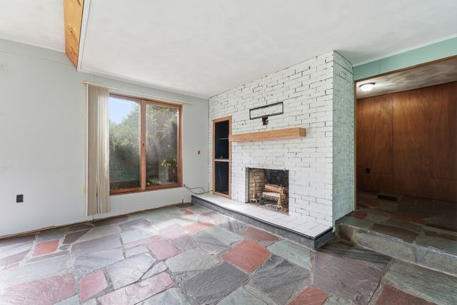 31 Woodcrest Road, Springfield, MA 01129