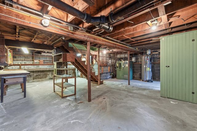 31 Woodcrest Road, Springfield, MA 01129