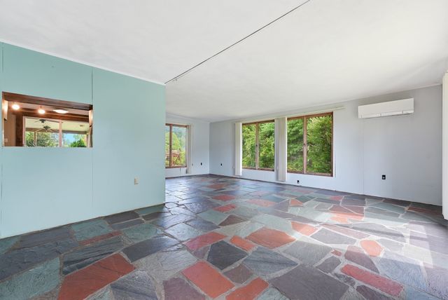 31 Woodcrest Road, Springfield, MA 01129