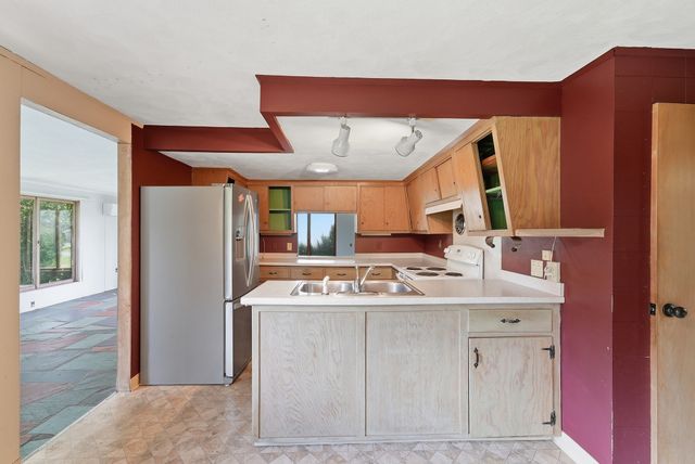 31 Woodcrest Road, Springfield, MA 01129
