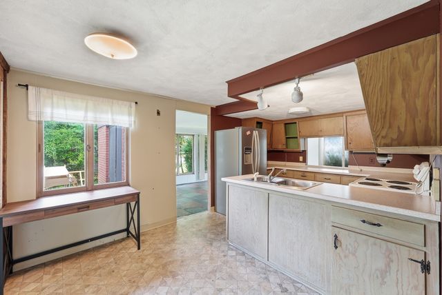 31 Woodcrest Road, Springfield, MA 01129