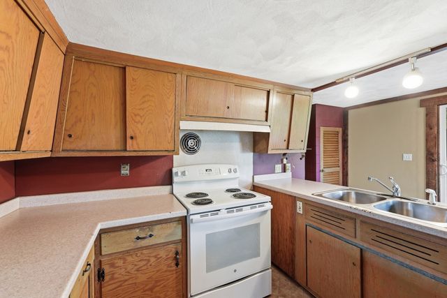 31 Woodcrest Road, Springfield, MA 01129