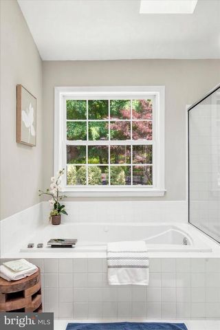 24 WHITE WOODS LN, Malvern, PA 19355