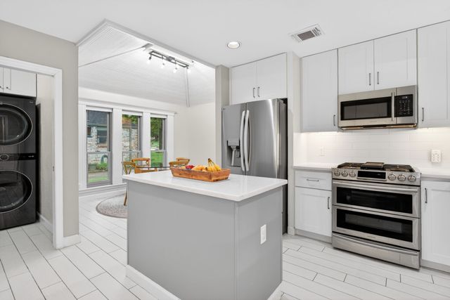 2932 S Creekwood Drive, Grapevine, TX 76051
