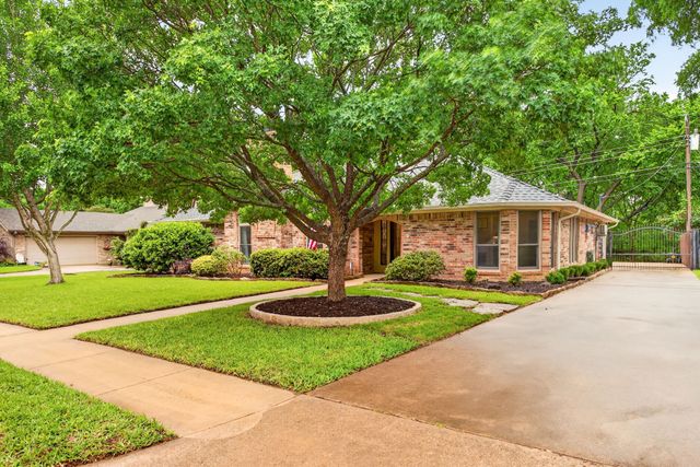2932 S Creekwood Drive, Grapevine, TX 76051