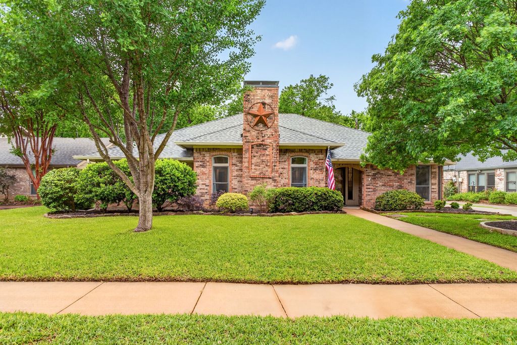 2932 S Creekwood Drive, Grapevine, TX 76051