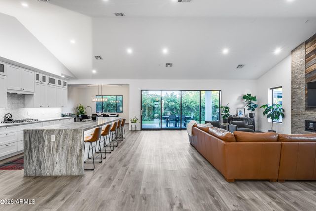 8211 N 17TH Avenue, Phoenix, AZ 85021