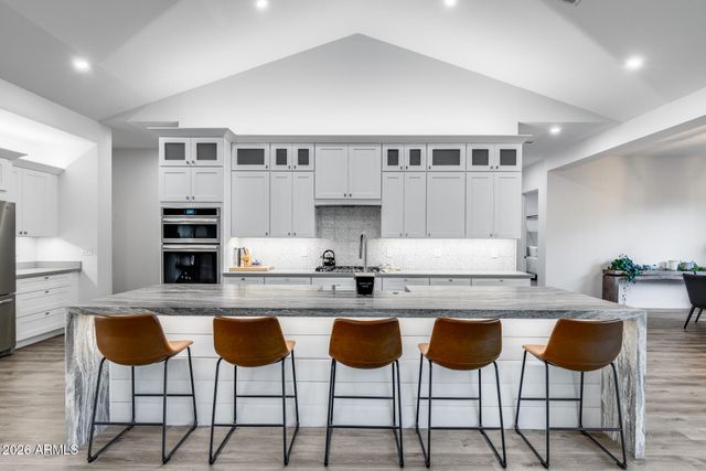 8211 N 17TH Avenue, Phoenix, AZ 85021