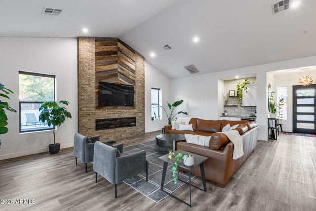 8211 N 17TH Avenue, Phoenix, AZ 85021