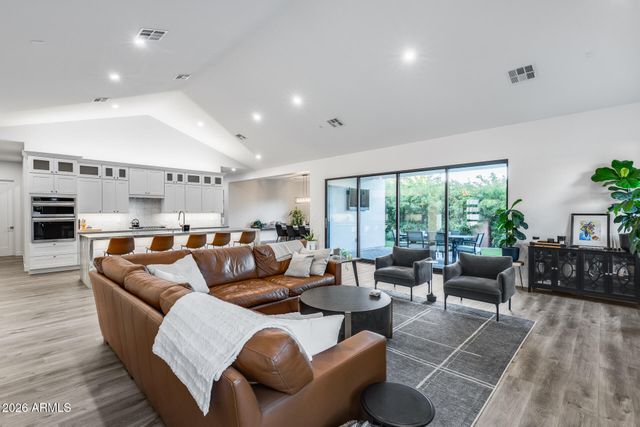 8211 N 17TH Avenue, Phoenix, AZ 85021