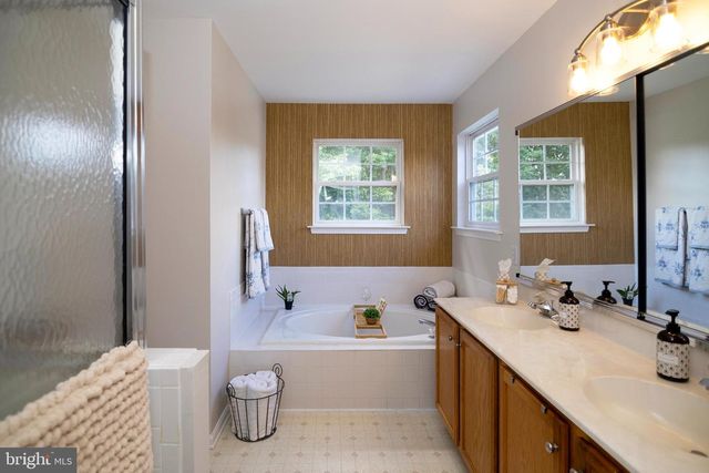 13 WYE MILL DR, Sicklerville, NJ 08081