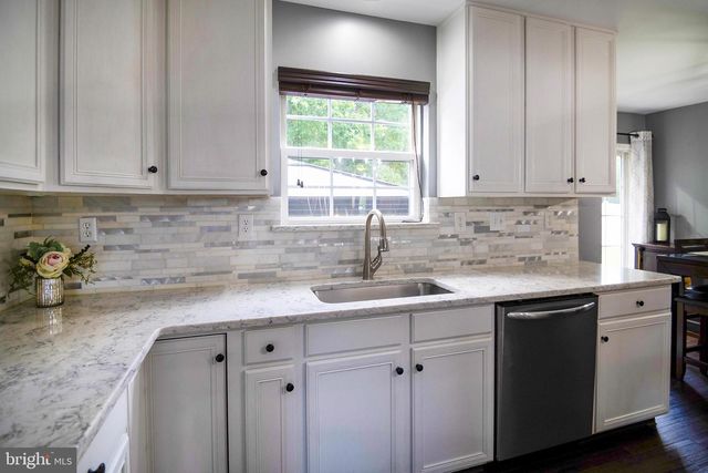 13 WYE MILL DR, Sicklerville, NJ 08081