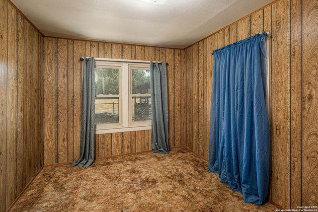 611 AUSTIN ST, Sabinal, TX 78881