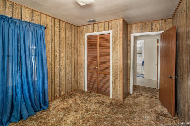 611 AUSTIN ST, Sabinal, TX 78881