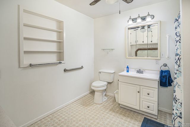 611 AUSTIN ST, Sabinal, TX 78881