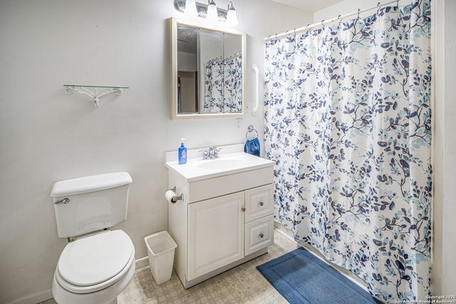 611 AUSTIN ST, Sabinal, TX 78881