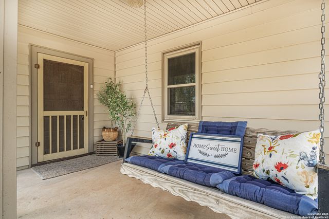 611 AUSTIN ST, Sabinal, TX 78881