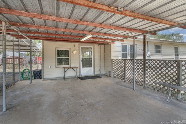 611 AUSTIN ST, Sabinal, TX 78881