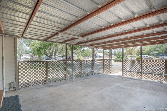 611 AUSTIN ST, Sabinal, TX 78881