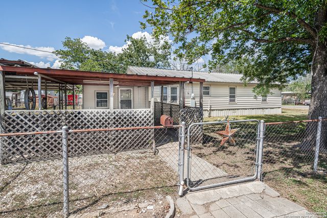 611 AUSTIN ST, Sabinal, TX 78881