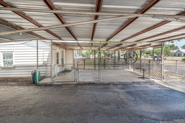 611 AUSTIN ST, Sabinal, TX 78881