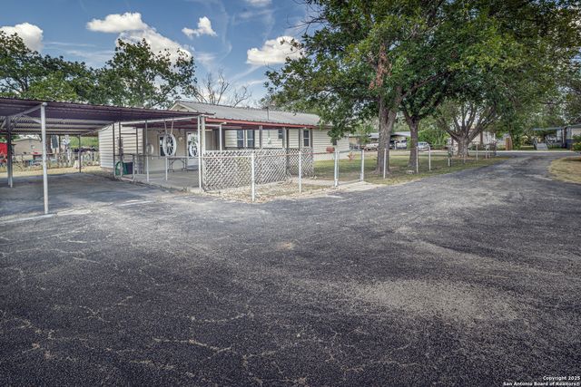 611 AUSTIN ST, Sabinal, TX 78881