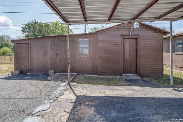 611 AUSTIN ST, Sabinal, TX 78881