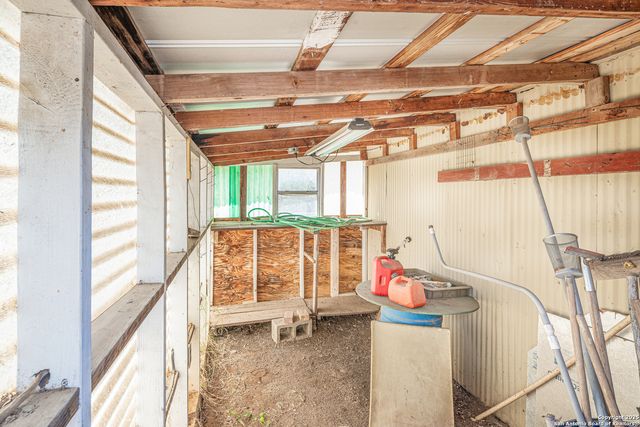 611 AUSTIN ST, Sabinal, TX 78881