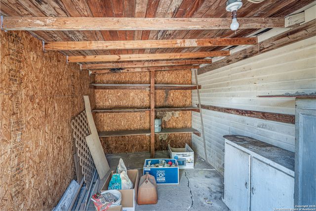 611 AUSTIN ST, Sabinal, TX 78881