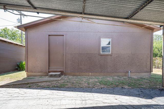 611 AUSTIN ST, Sabinal, TX 78881