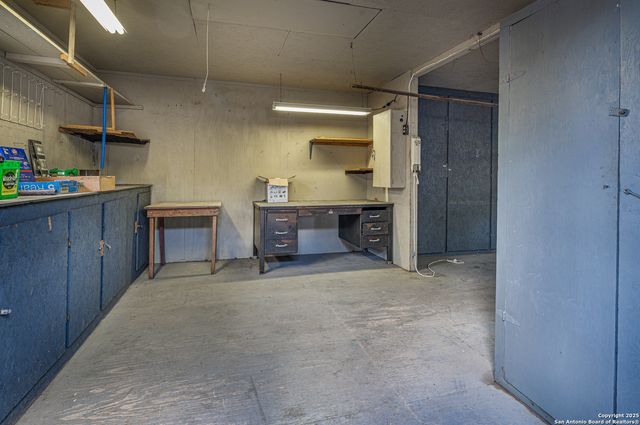 611 AUSTIN ST, Sabinal, TX 78881