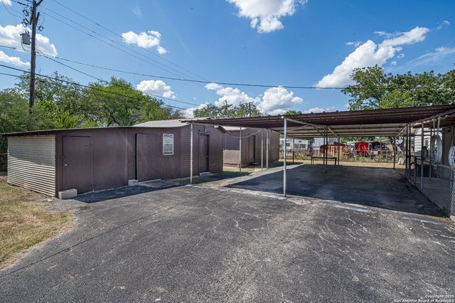 611 AUSTIN ST, Sabinal, TX 78881