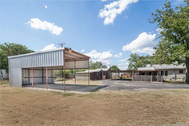 611 AUSTIN ST, Sabinal, TX 78881
