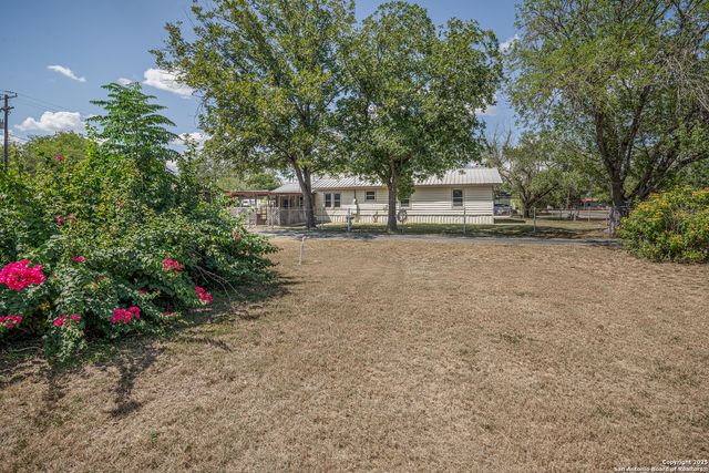 611 AUSTIN ST, Sabinal, TX 78881
