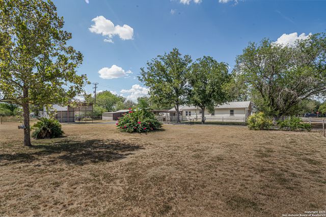 611 AUSTIN ST, Sabinal, TX 78881