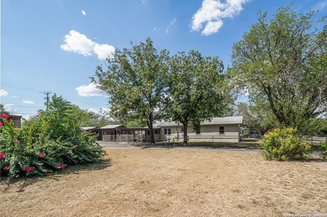 611 AUSTIN ST, Sabinal, TX 78881