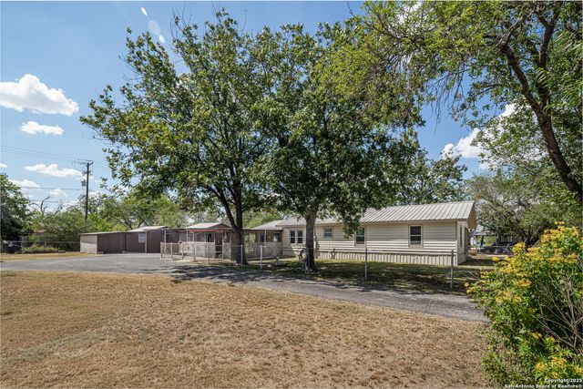 611 AUSTIN ST, Sabinal, TX 78881
