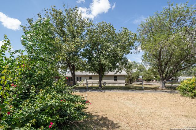 611 AUSTIN ST, Sabinal, TX 78881