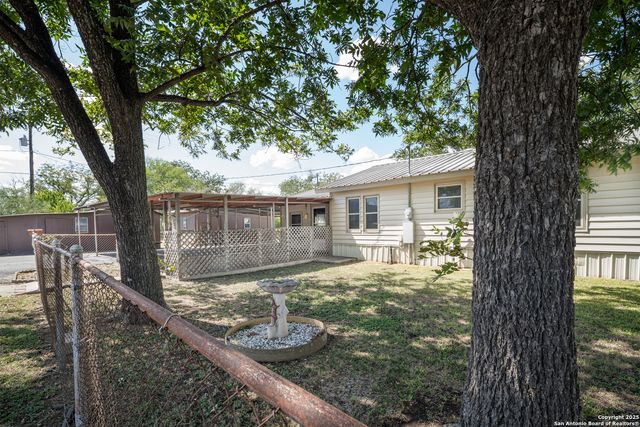 611 AUSTIN ST, Sabinal, TX 78881