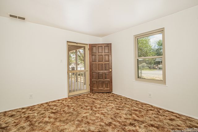 611 AUSTIN ST, Sabinal, TX 78881