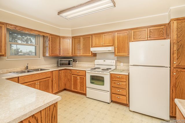 611 AUSTIN ST, Sabinal, TX 78881