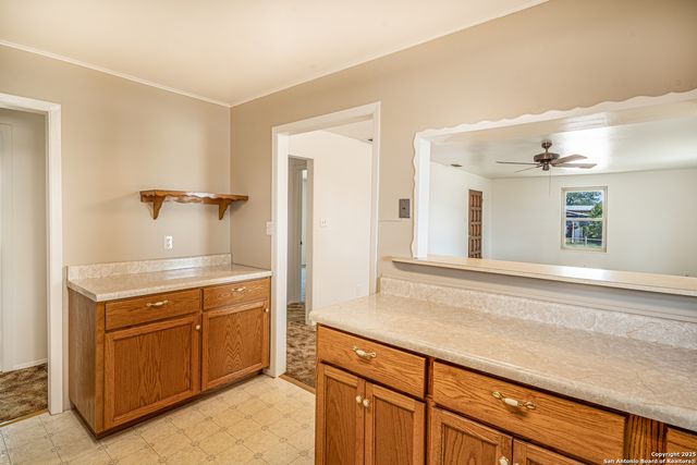 611 AUSTIN ST, Sabinal, TX 78881