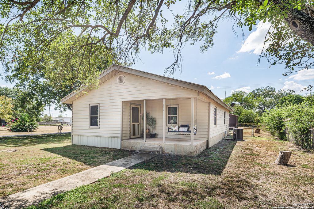 611 AUSTIN ST, Sabinal, TX 78881