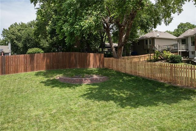 3700 SW 11th Street, Blue Springs, MO 64015