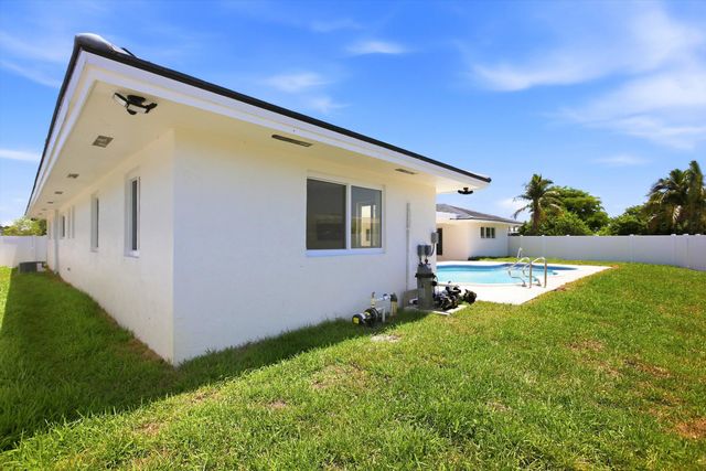 401 NW 3rd Place, Dania Beach, FL 33004