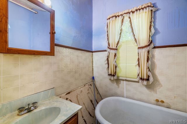 1823 Whitney Avenue, Niagara Falls, NY 14301