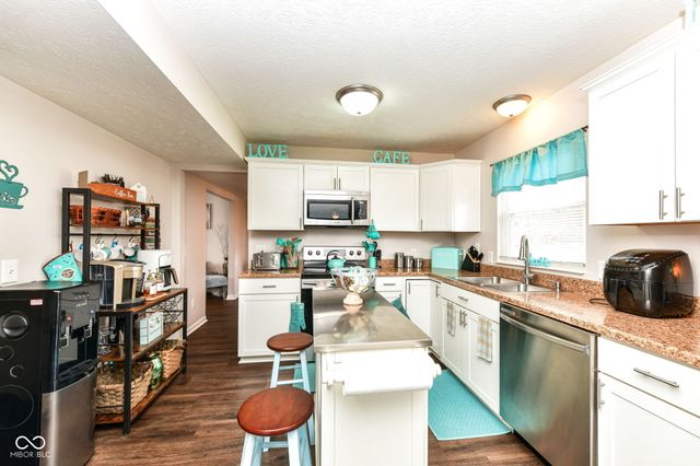 10626 E Creekside Woods Drive, Indianapolis, IN 46239