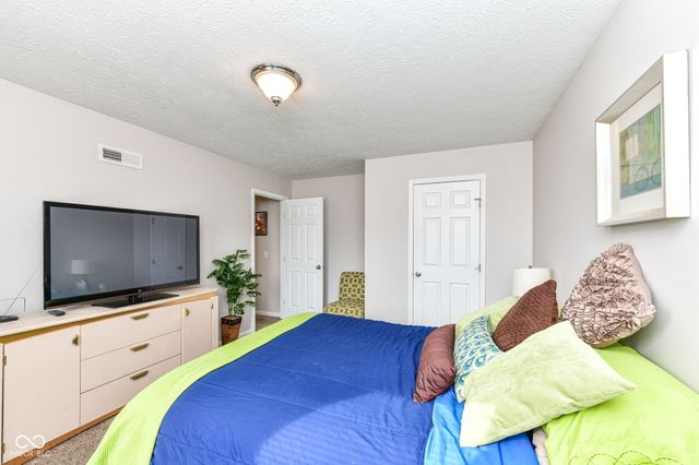 10626 E Creekside Woods Drive, Indianapolis, IN 46239