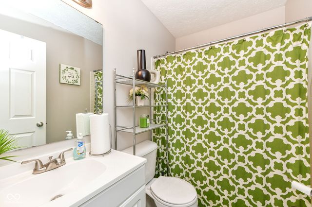 10626 E Creekside Woods Drive, Indianapolis, IN 46239